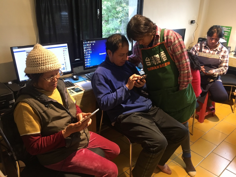 利用手機 APP 剪輯雖然方便，但對年紀大的長輩也說也是一種視力的挑戰，但老人家還是沉浸在手機的剪輯世界裡，玩得很開心。