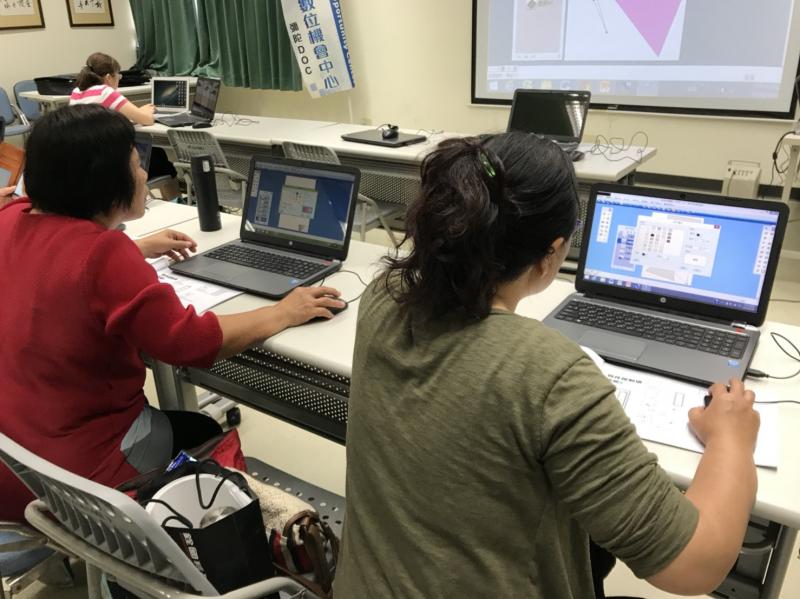 學員認真操作電腦製作自己的桌布