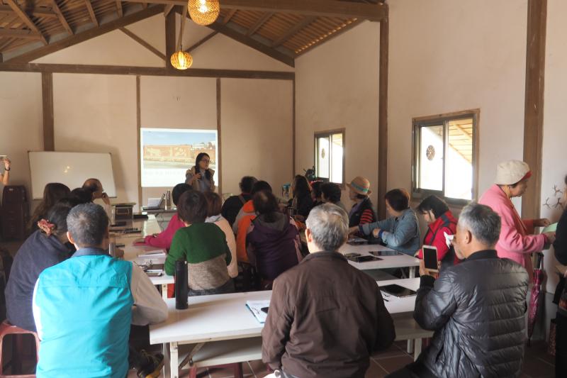 「我的 e 學習 APP 好好玩」課程來到苑裡山腳社區和民眾一起玩 APP