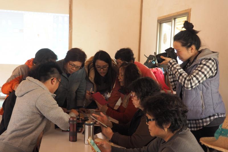 講師向學員解釋說明如何操作下載手機 APP