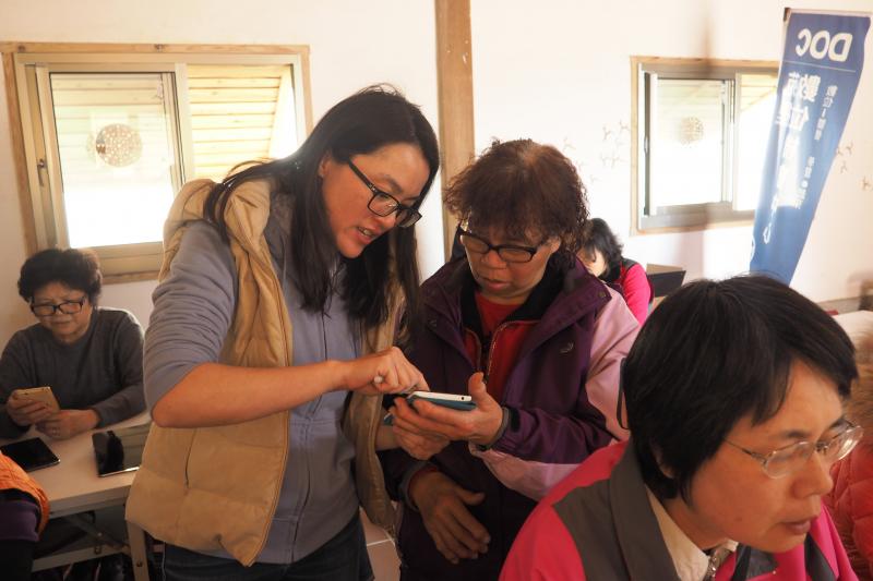 講師向學員說明手機 APP的相關操作設定