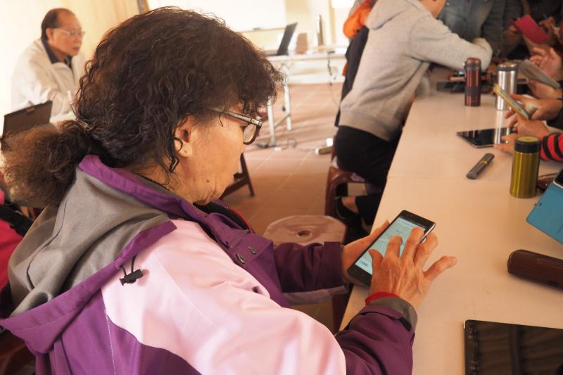 民眾用LINE定位自己的位置傳送到群組裡，也練習Google map 搜尋地點