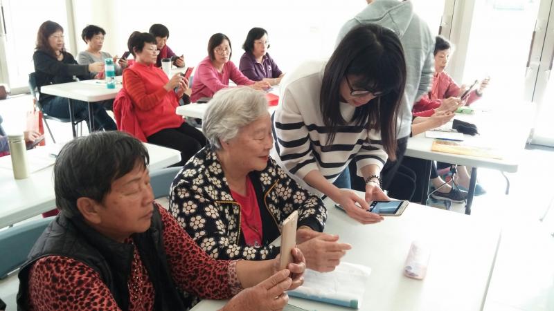 講師認真指導學員