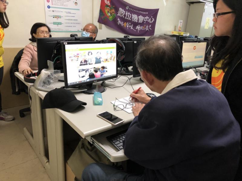 學員認真作筆記，回家還能做課後練習。