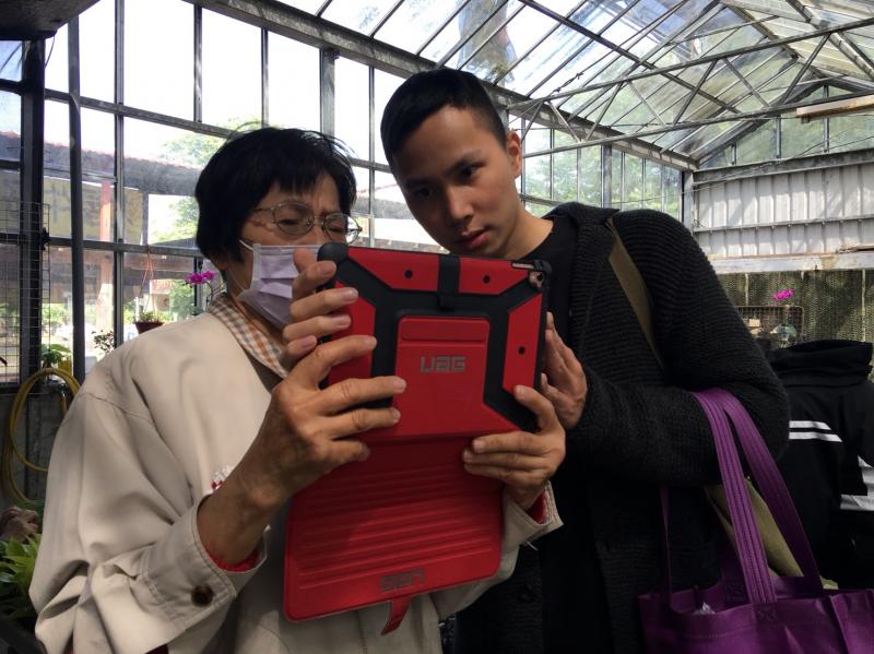 老師跟學員一起討論拍攝照片