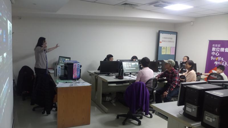 講師專心的講解