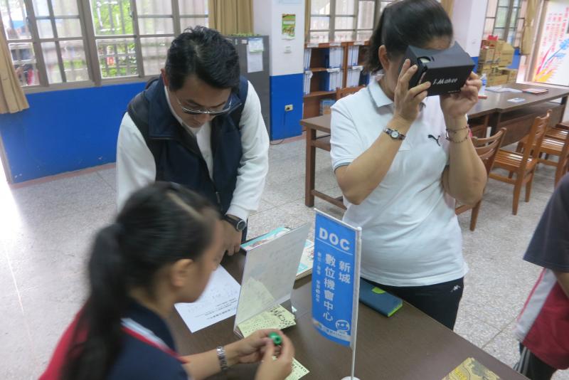 民眾體驗VR眼鏡軟體互動