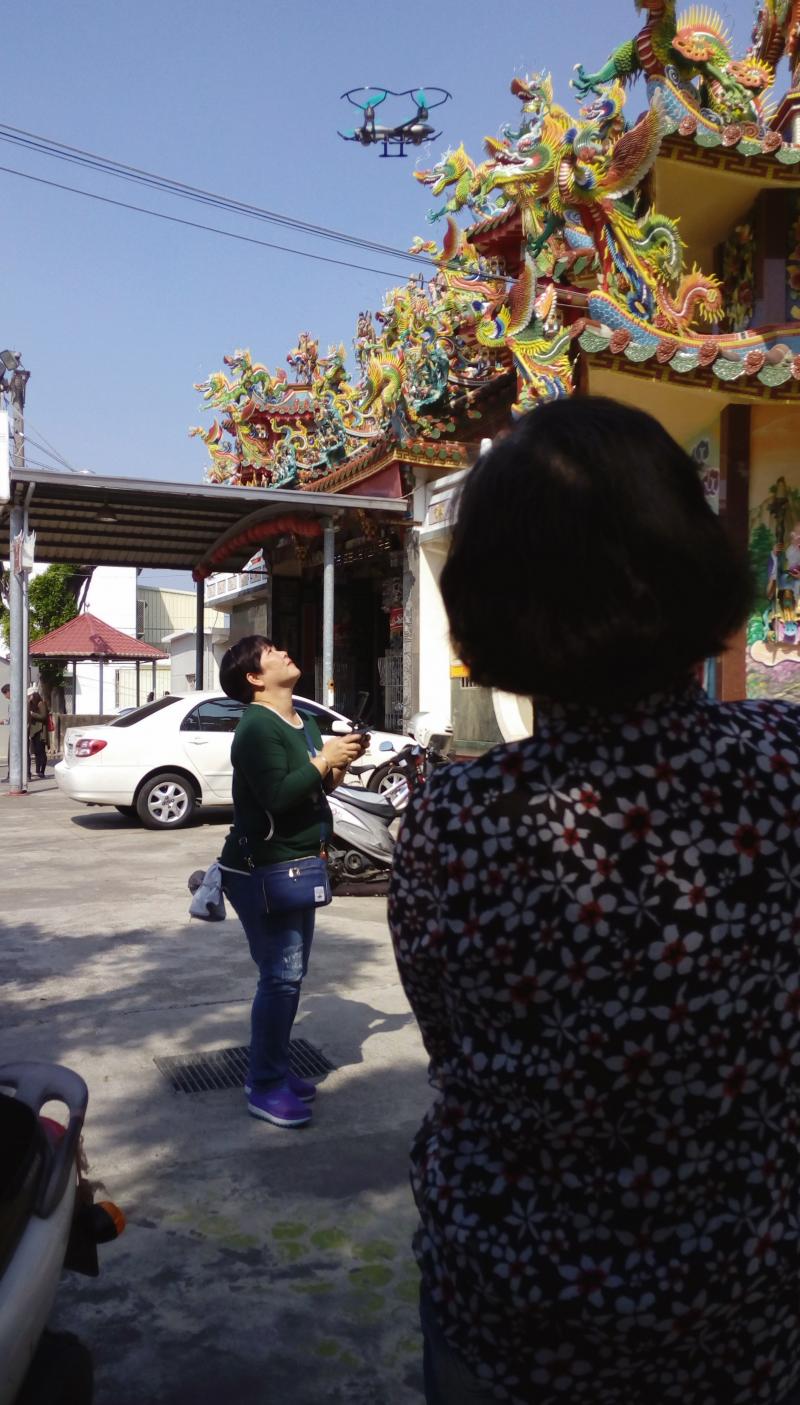 學員春好練習操作空拍機