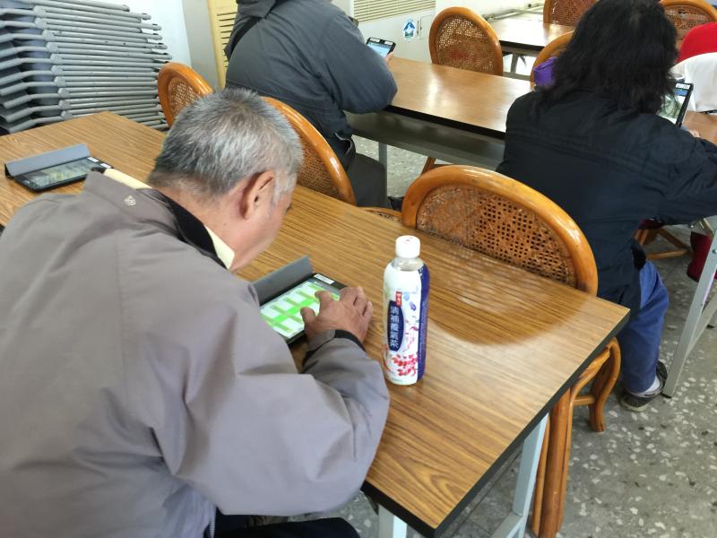 利用平板查看高速公路路況。