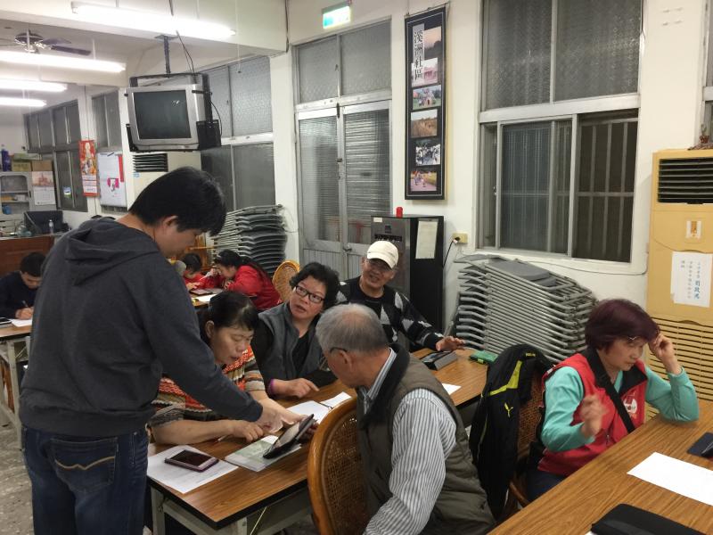 指導學員加入社團或粉絲團。