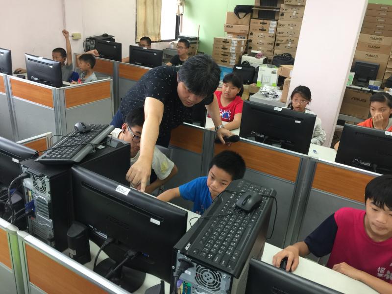 桌面環境介紹、滑鼠鍵盤練習。