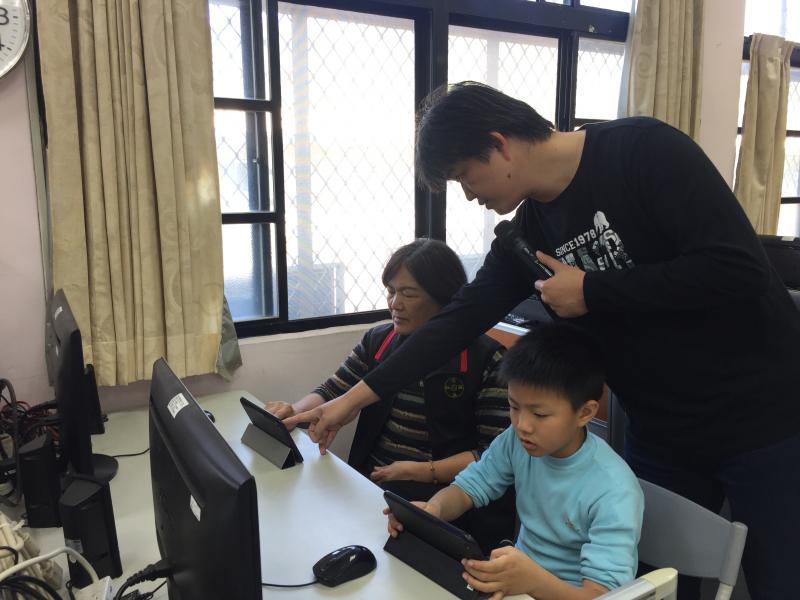 指導學員平板上網設定及操作。