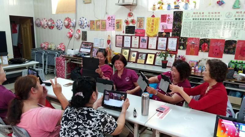 學習平板攝影，大家都互相幫忙拍照，每個人笑得合不攏嘴