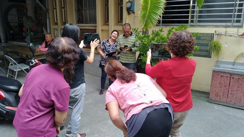 外景拍照，更講究光源、距離聚焦，拍攝者與被拍照的人之間的互動