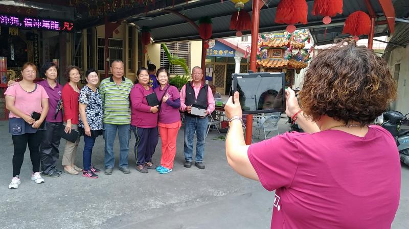 學員：「我要拍囉！通通不准動！要笑！」結果要拍的人自己笑得跟什麼一樣...