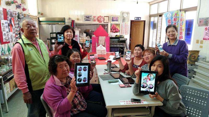 第一次拍照跟拍攝別人的經驗很害羞，但是長輩們還是認真地完成老師的功課