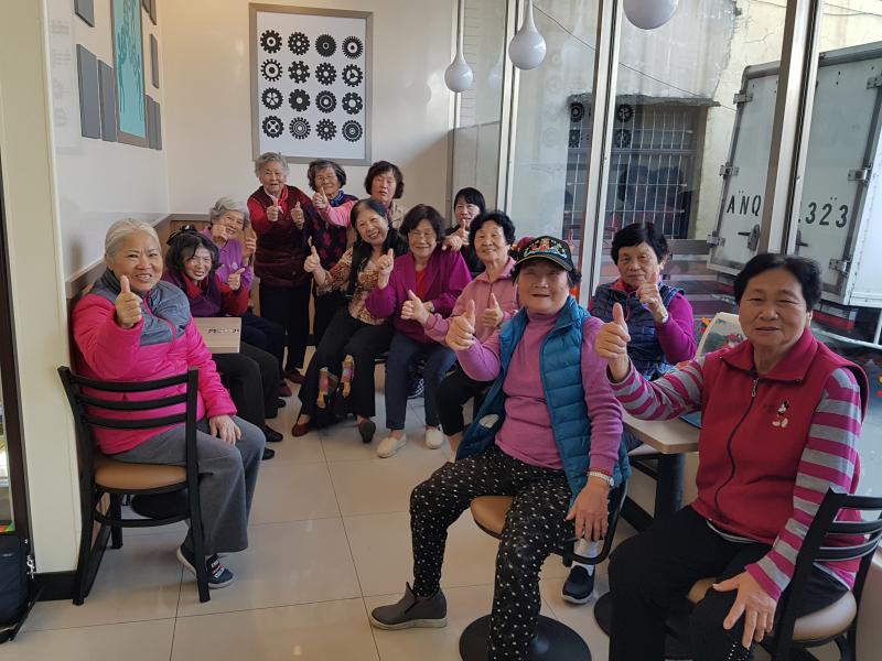 銀髮族開心到7-11進行IBON教學活動,超開心的!