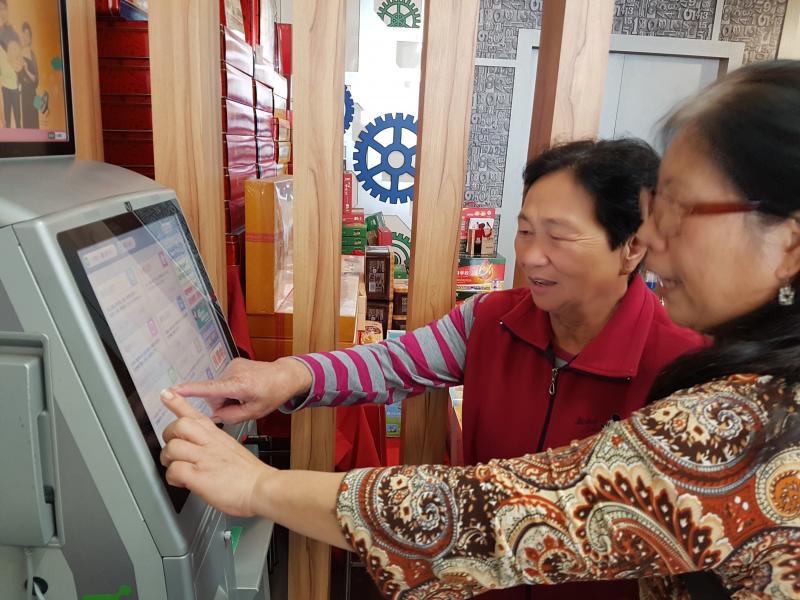 銀髮族紛紛試著自己印出美麗的相片,回家當紀念!