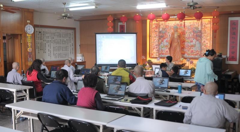 講師上課照片與寺廟講堂內比丘尼與學員上課