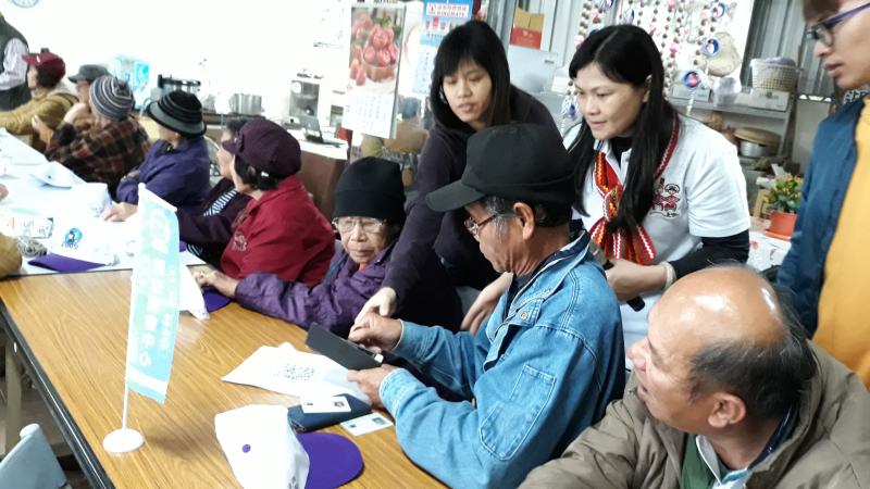 一對一協助學員解決問題 如何操作搜尋資源