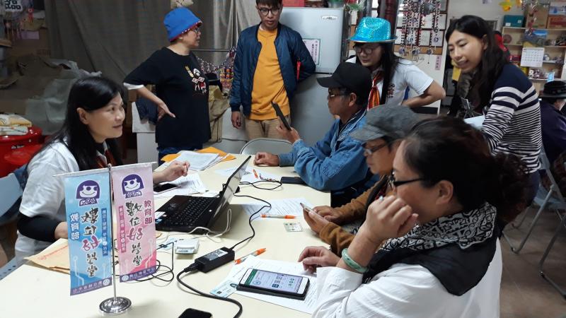 老師講解技巧協助學員進入健康存摺內的服務項目