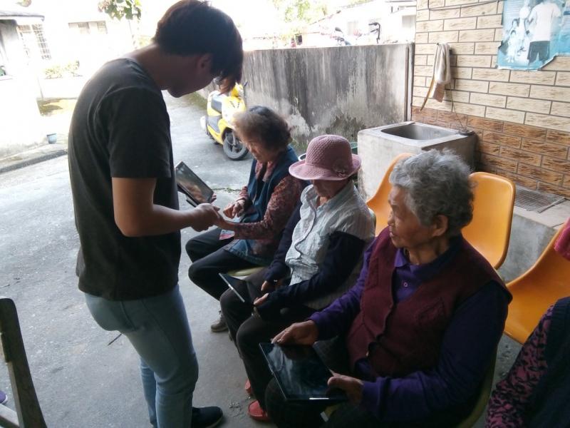 講師講解網路世界及操作