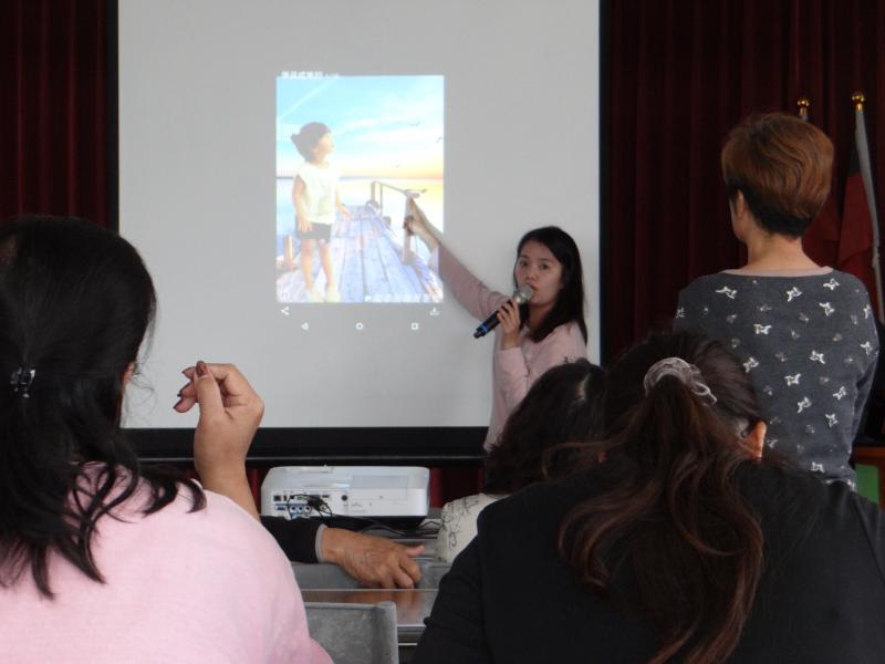 講師指導構圖技巧，利用去背APP，將兩張照片合成。