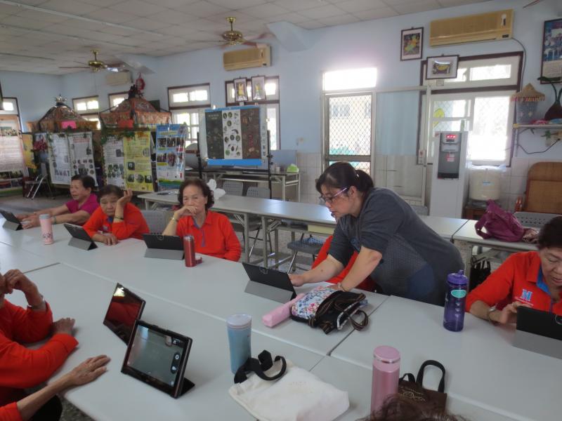 學員們期待老師檢查說可以印了。