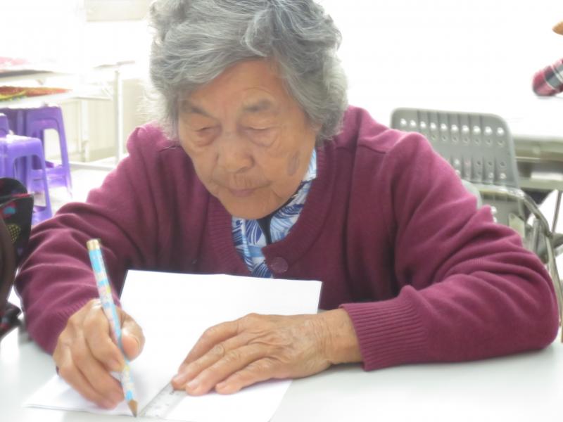 學員仔細的作畫。