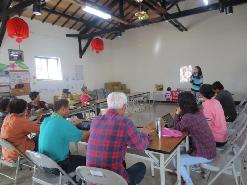 學員仔細把尺寸記下。