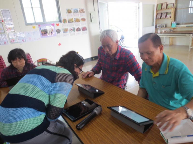 老師仔細檢查學員設計作品。