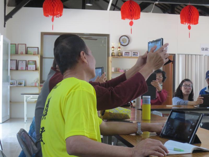 學員互相交流作學習。