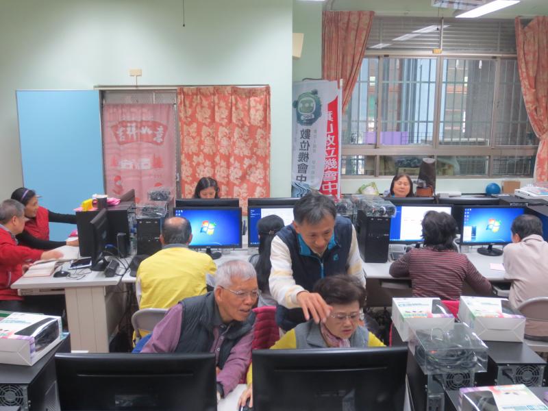 學員認真聽老師講解。