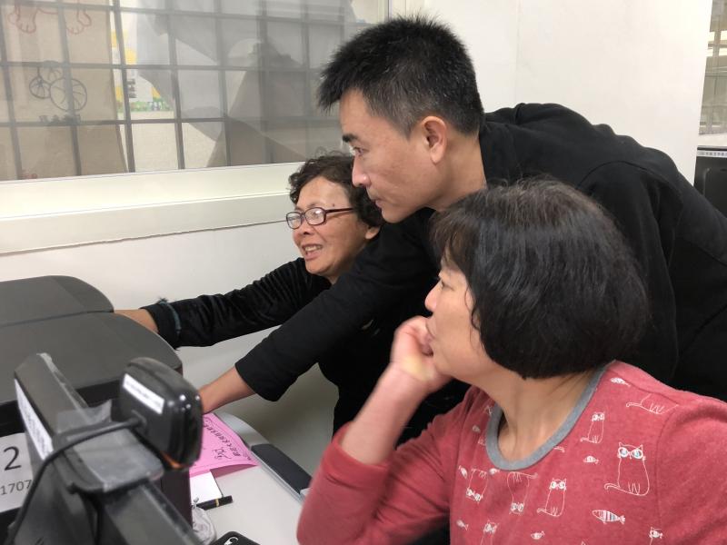 學員看老師操作