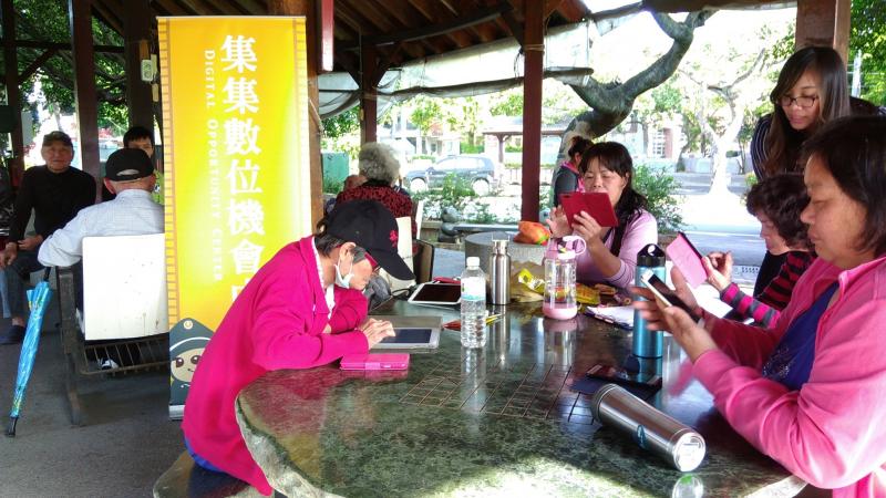 APP達人就是我課程，學員專心學習如何下載APP