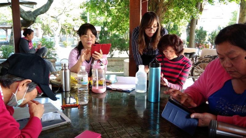 APP達人就是我課程，學員認真操作，有問題就詢問講師