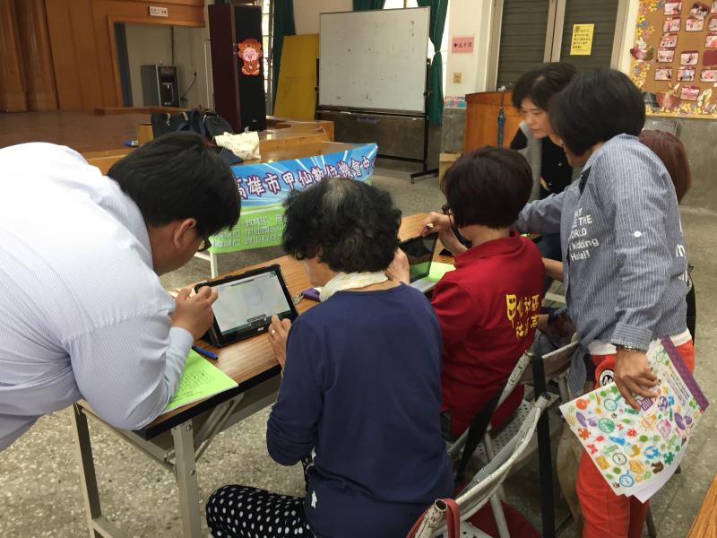 學員很多人是上了年紀的，對於３c用品不是很了解，努力學習