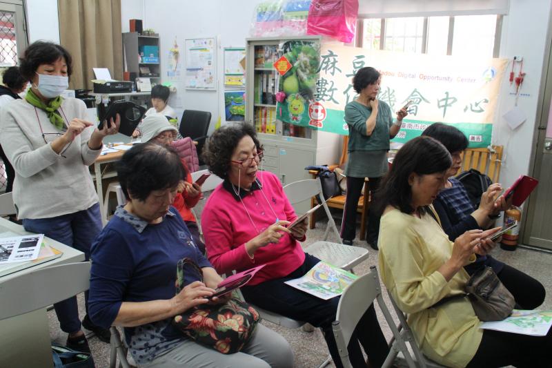 上課滑手機在DOC課程是一件正常的事