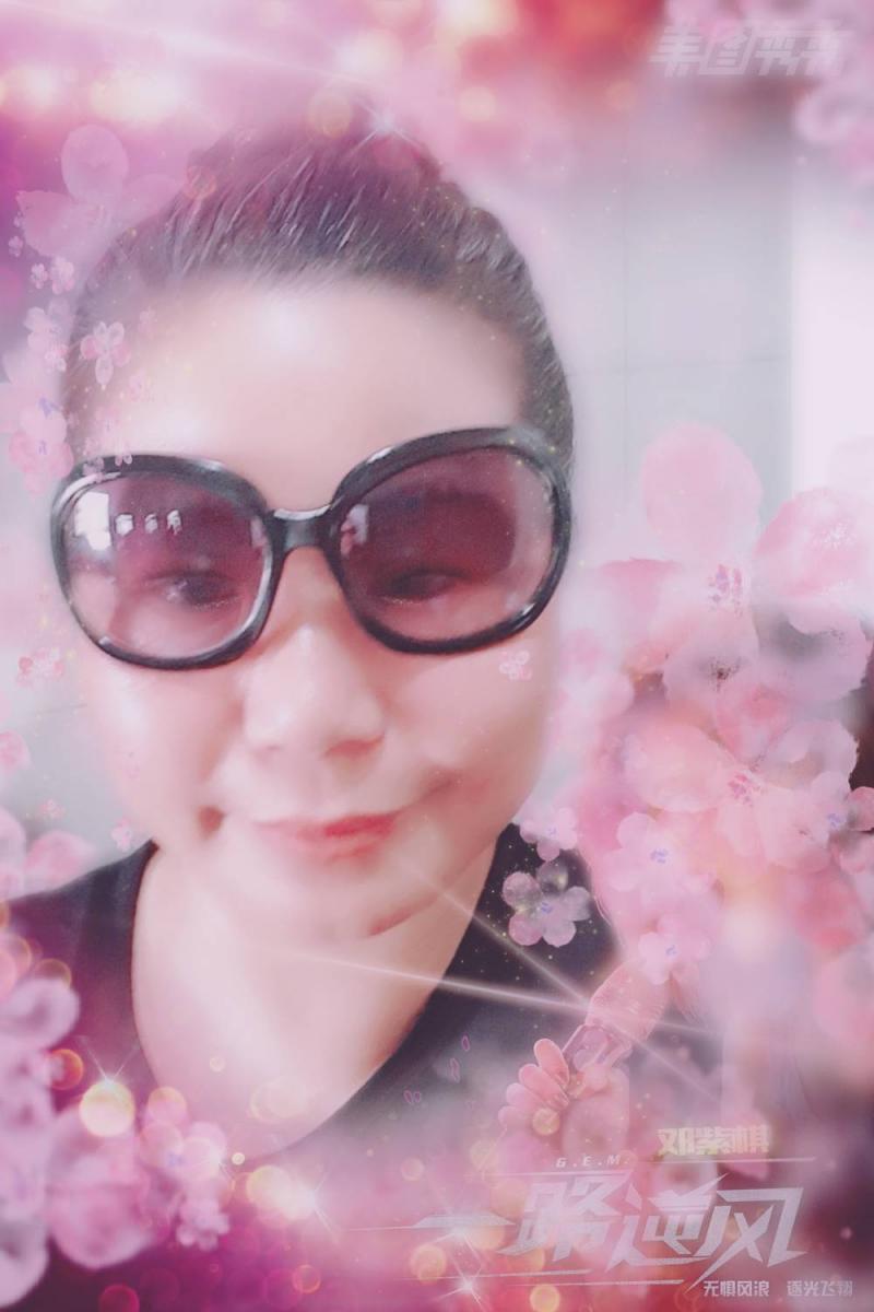 學員將自拍照透過修圖軟體修飾，照片顯得更漂亮