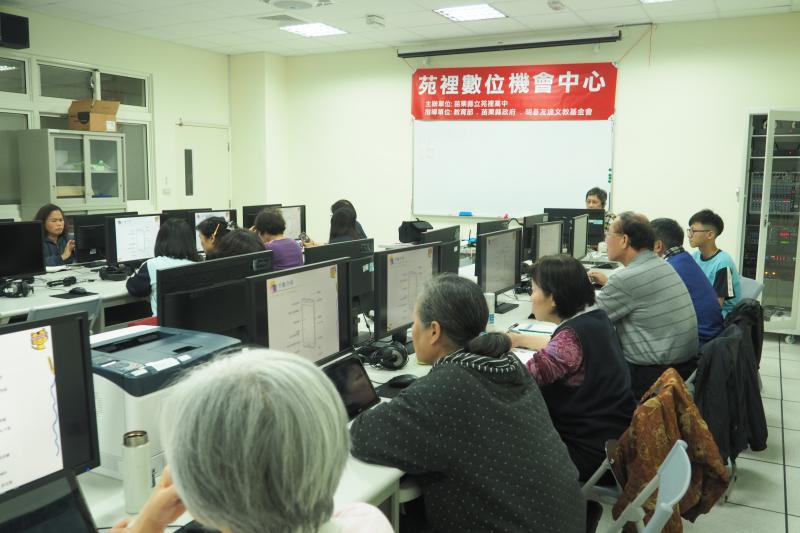 老師認真上課，學員專注聽課