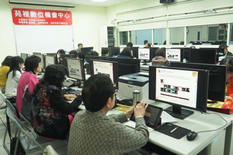 老師認真上課，學員認真聽課