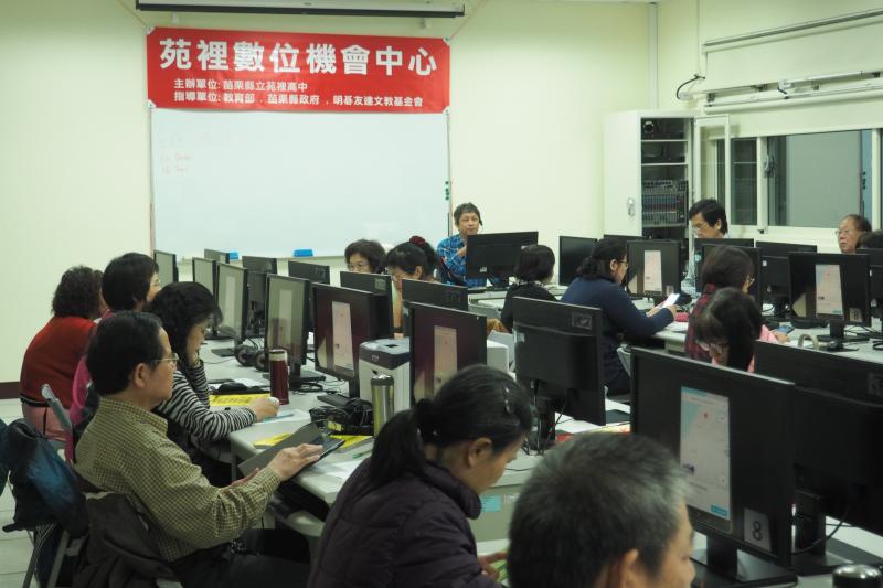 老師認真講課，學員認真聽課