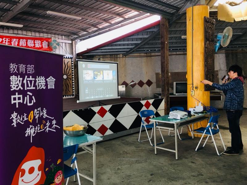 講師向學員介紹電視棒的使用方法