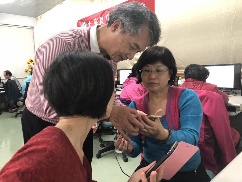 學員上課及時發問,由老師示範操作方式加深印象,學習效率更好