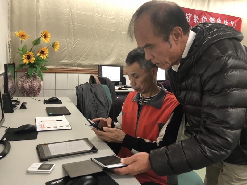 學員大哥上課認真做筆記,透過實際操作熟悉上課所學