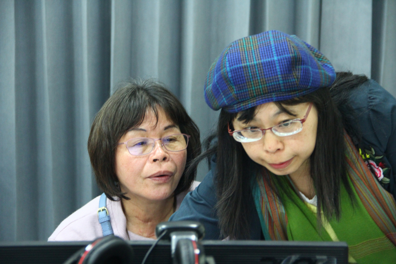 師協助指導學員圖案繪畫技巧，簡單筆順、色彩搭配，就有很棒的創作圖案