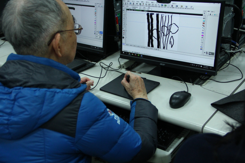 銀髮伯伯練習彩繪板，從簡單的直線、粗細、和大小圓圈，習慣彩繪板的使用