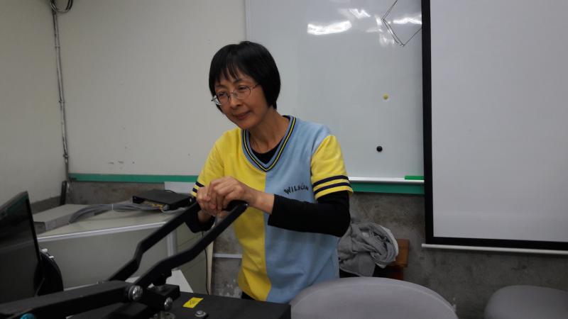 寶蓮妹妹玩得很開心，操作起來得心應手