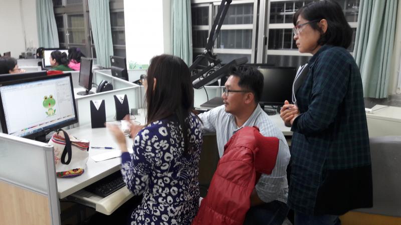 學員跟不上了，求救老師來重新操作一次給他看。