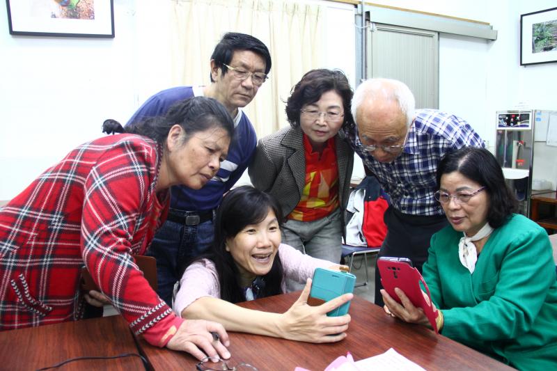 講師介紹照像機、相片組合 App、B612